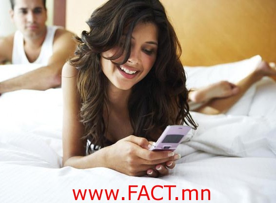 woman_using_cell_phone_while_on_bed_42-19198909-e1340080797603