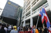Бангкокад овоорсон хүмүүс Тайландын армийн төв байрыг дайрав