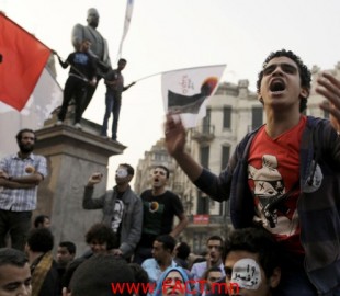 Египетийн цагдаа нар  Тархир талбай дээр цугларсан жагсагчдыг хөөн тараажээ