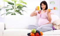 pregnant-woman-eating-oranges