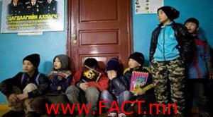 Тэнэмэл хүүхдүүдийг асран хамгаалагчид