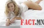 Woman-lying-on-bed-with-Laptop-615x350