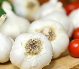 kitchen-tip-how-to-peel-garlic-in-7-seconds-11-1728x800_c