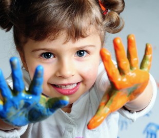 People_Children_The_child_with_paints_036037_