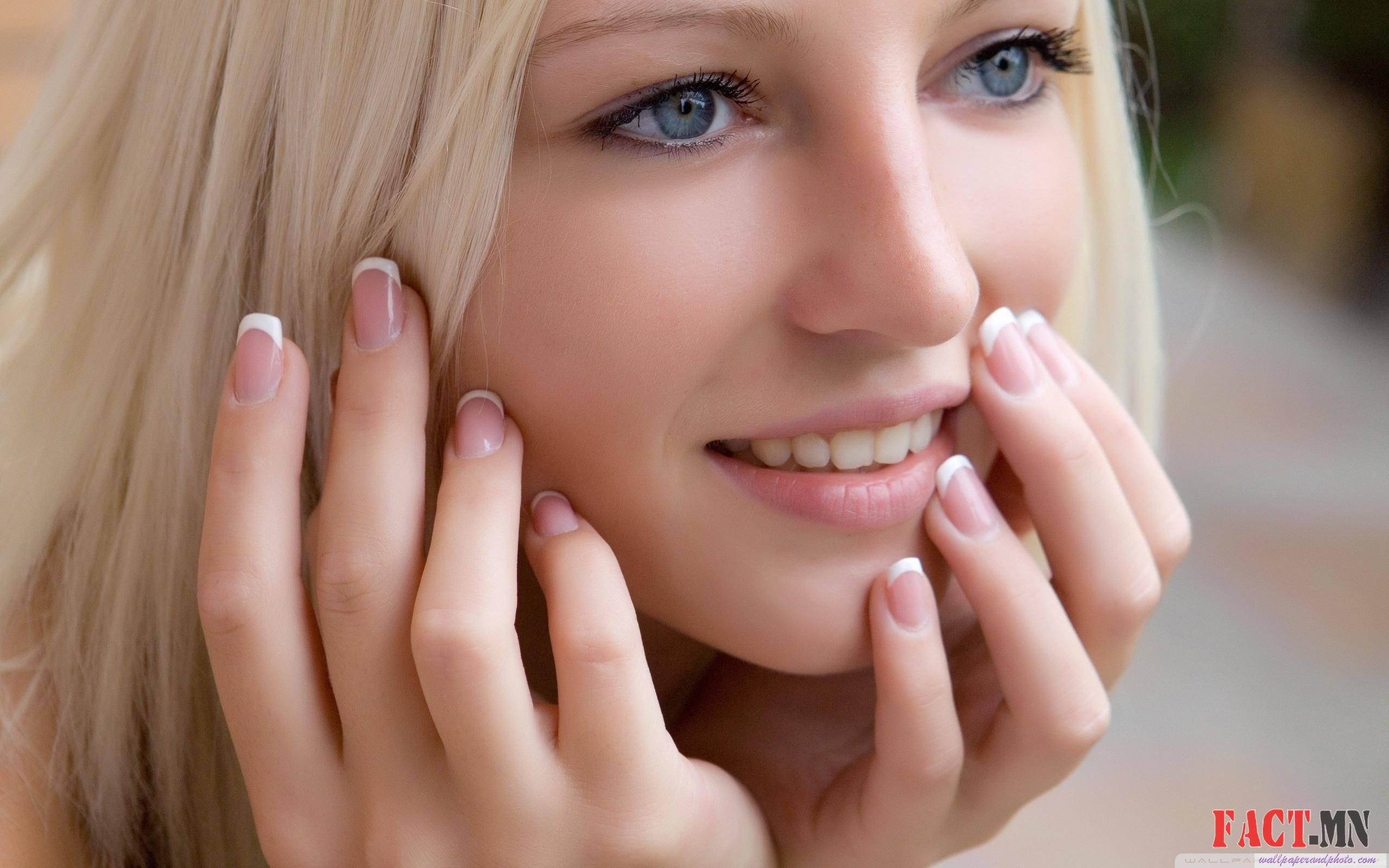 cute_blond_girl_smilling-wallpaper-2560x1600