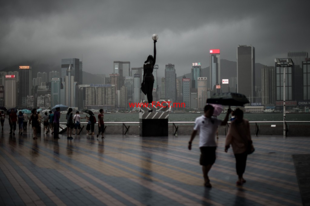 TOPSHOTS-HONG KONG-CHINA-WEATHER-TYPHOON
