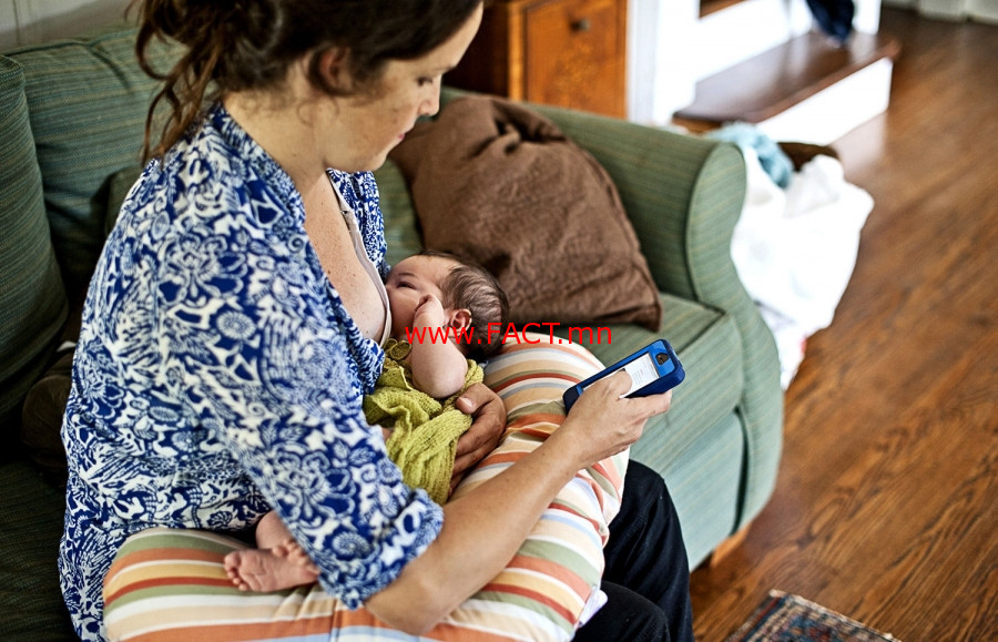 olloo_mn_1520741822_2b8a0f_texting-and-breast_2505149a_x974