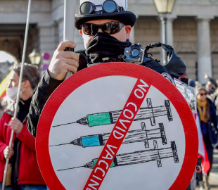 photos-show-thousands-of-protestors-take-to-vienna-streets-to-protest-austrias-covid-19-lockdown-and-vaccine-mandate