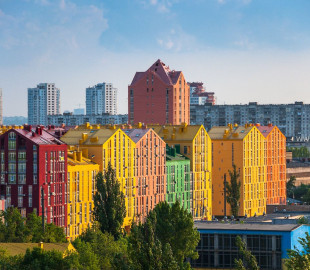 View-from-the-roof-to-the-colorful-houses-of-Kiev
