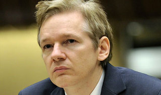 julian_assange-middle