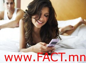 woman_using_cell_phone_while_on_bed_42-19198909-e1340080797603