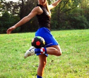 01-this_blonde_bombshell_is_a_football_fanatic