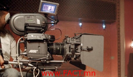 АНУ-д «Тэнэг бүр ч илүү тэнэг 2» хошин шогийн бичлэг дээр 500 мянган долларын үнэтэй камерыг хулгайлжээ