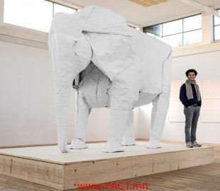 -17032014-1395025601-1964071275-Өөрийн-бүтээлийнхээ-өмнө-зогсож-байгаа-нь