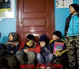 Тэнэмэл хүүхдүүдийг асран хамгаалагчид