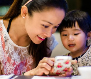 o-PARENTS-SMARTPHONE-facebook