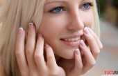 cute_blond_girl_smilling-wallpaper-2560x1600