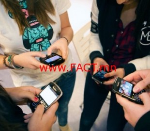 527-1486528936Pupils-using-mobiles-011