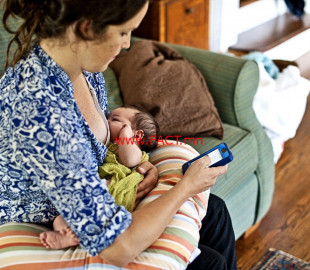 olloo_mn_1520741822_2b8a0f_texting-and-breast_2505149a_x974