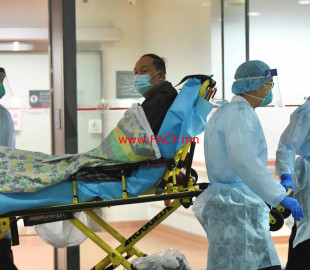 1_Medical-staff-transfer-a-patient-of-a-suspected-case-of-a-new-coronavirus-at-the-Prince-of-Wales-Hos