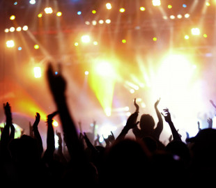 7020c4_mgm-grand-entertainment-grand-garden-arena-lifestyle-audience-cheering_x974