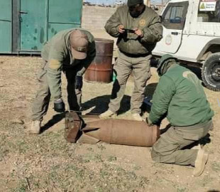 Айлын хашаанаас байлдааны зориулалттай тэсрэх бөмбөг олджээ