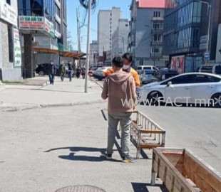 Бөмбөгөр худалдааны төвийн гаднах газрыг чөлөөлжээ